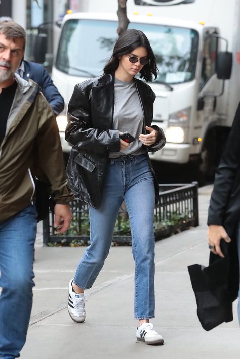 Kendall Jenner 10/24/17 Adidas Winter Outfit, White Samba Adidas Outfit, Kendall Jenner Adidas, Adidas Samba Outfit Women, Samba Adidas Outfit, Sambas Adidas Women Outfit, Sambas Adidas, Looks Adidas, Adidas Samba Outfit