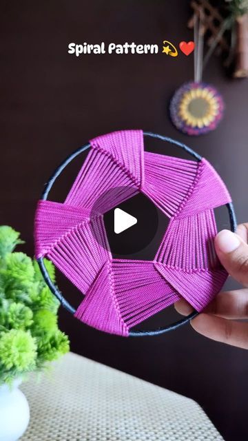 Molde, Diy Dreamcatcher Tutorial, Dreamcatcher Making, Dreamcatcher Tutorial, فن الرسم بالمسامير, Embroidery Floss Crafts, Atrapasueños Diy, Making Dream Catchers, Diy Dream Catcher Tutorial