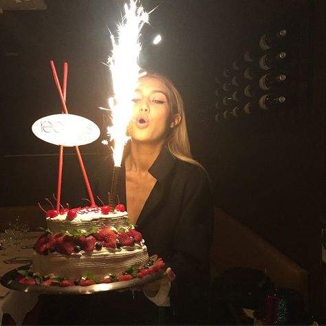 Couldn't not celebrate in NYC... #20 Bos Baby, Hadid Instagram, Celebrity Birthday, Birthday Goals, Cute Birthday Pictures, 22nd Birthday, Birthday Photography, Festa Party, Birthday Planning