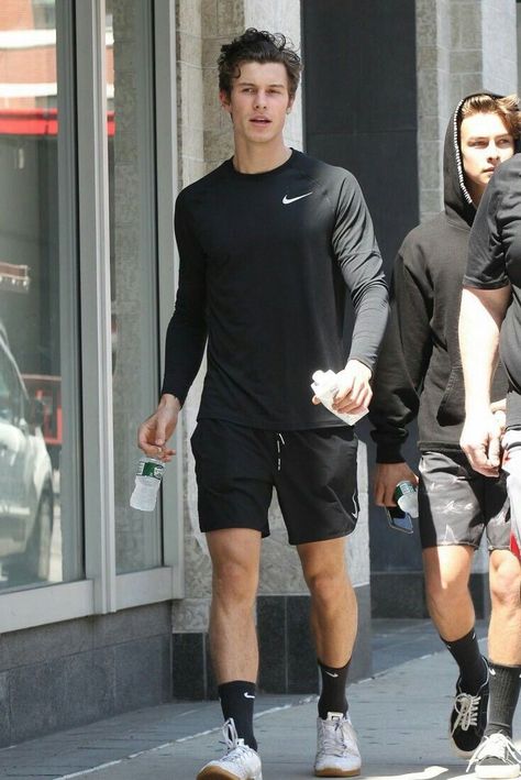 Shawn Mendes Paparazzi Paparazzo Celebrity Famous Training Fashion Hairstyle Boys Gym Outfits, Athleisure Outfit Men, Outfits Gym Hombre, Outfit Gym Hombre, Gym Outfit Men Style, Gym Men Outfit, Training Outfit Men, Gym Outfits Men, Paparazzi Celebrity