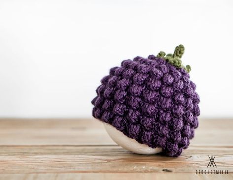 Sweet Blackberry hat for baby or kids. Will be perfect for a newborn photoshoot! Crotchet Hat, Head Crochet, Baby Knit Hat, Baby Hat Crochet, Baby Shower Fruit, Knit Baby Hat, Raspberry Beret, Modern Crochet Patterns