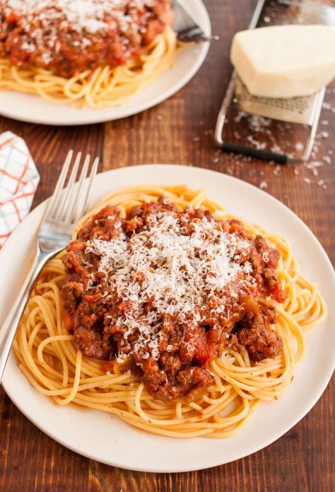 The classic pasta sauce just got a whole lot easier. Slow Cooker Bolognese Sauce, Makanan Cepat Saji, Slow Cooker Bolognese, Bolognese Sauce Recipe, Pasti Sani, Makanan Diet, Bolognese Sauce, Läcker Mat, Deilig Mat