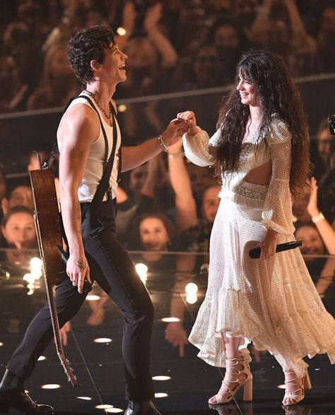 Shawn Mendes, Camila Cabello 2019 MTV VMAs Performance Video Shawn And Camila, Shawn Mendes And Camila Cabello, Shwan Mendes, Shawn Mendes Camila Cabello, Video Romance, Shawn Mendes Imagines, Alessia Cara, Social Trends, Video Music Awards