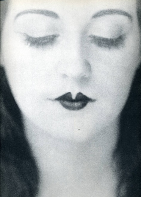 Jacques Henri Lartigue. - I could totally see a Scorpio digging this makeup look - retro, emotional, sexy. Weimar, 20s Vamp, Cupids Bow Lips, Flapper Girls, Circus Design, Parisian Women, Kiki De Montparnasse, Cupids Bow, Alexander Calder