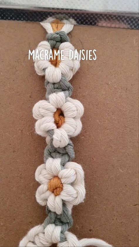 Muslin Projects, Daisy Macrame, Pacifier Clips Diy, Macrame Garland, Jute Macrame, Tapestry Loom, Macrame Bracelet Tutorial, Yarn Bracelets, Macrame Knots Tutorial