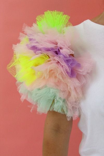 Puff sleeves are never out of fashion. Learn how to create a volumised tulle net puff sleeve and re-fashion your basic white t - shirt. Tulle Sleeves Diy, Net Puff Sleeves, Diy Puff Sleeves, Diy Net, Tulle Diy, Fashion Recycle, Puff Shirt, Sleeve Sewing, Easy Diy Fashion