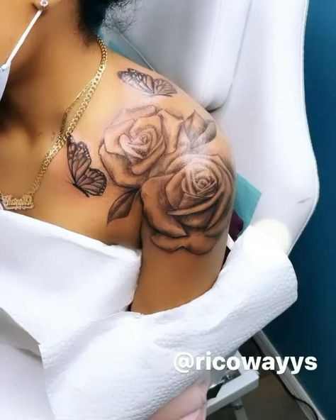 Girl Shoulder Tattoos, Cute Shoulder Tattoos, Rosen Tattoo Frau, Tato Jari, 16 Tattoo, Girl Neck Tattoos, Feminine Tattoo Sleeves, Rose Tattoos For Women, Cute Hand Tattoos