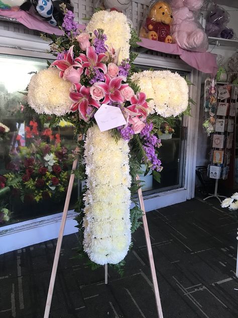 Tela, Cross Funeral Flowers, Funeral Shirts Ideas With Picture, Cross Funeral Arrangements, Baby Funeral Ideas, Baby Funeral, Funeral Wreaths, Funeral Floral Arrangements, Funeral Floral