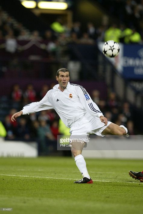 Zinedine Zidane of Real Madrid keeps his eye on the ball as he scores a wonderful goal during the UEFA Champions League Final between Real Madrid and Bayer Leverkusen played at Hampden Park, in Glasgow, Scotland on May 15, 2002. Real Madrid won the match and cup 2-1. DIGITAL Dortmund, Borussia Dortmund, Zinedine Zidane Wallpapers, Zidane Wallpaper, Zinedine Zidane Real Madrid, Real Madrid Win, Madrid Football Club, Ucl Final, زين الدين زيدان