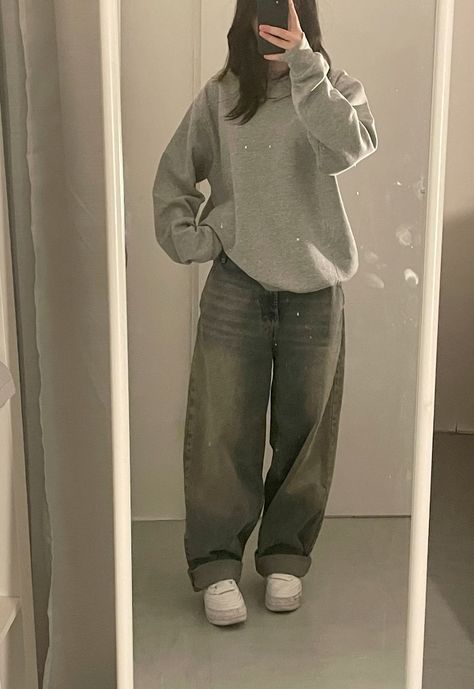 Gray Crop Sweater Outfit, Baggy Oversized Jeans, Baggy Hoodie And Jeans, Winter Outfit Baggy Jeans, Baggy But Cute Outfits, White Oversized Sweatshirt Outfit, Sweatpants Baggy Outfits, Oversized Baggy Jeans Outfit, Women’s Baggy Aesthetic