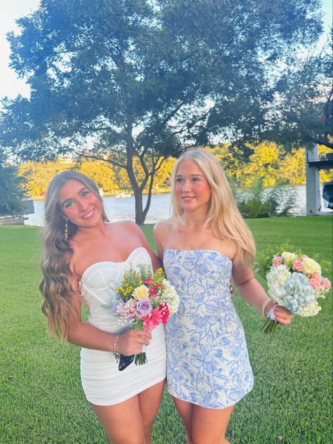 White Floral Hoco Dress, Semi Formal Dresses Floral, Hoco Dresses Short Red, Hoco Color Ideas, Short Prom Dresses Aesthetic, Hoco Inspo Pics, Hoco Date Pictures, Hoco Pictures Ideas Friends, Preppy Hoco Dress