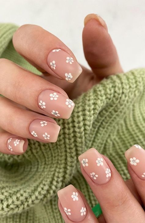 55. Pretty white flower nude nails Here comes the sun. Chase the sun and enjoy the warmth everywhere you go. Before you go out, get... White Nail, White Summer Nails, Manicure Gel, Nude Nail Designs, Flower Nail Designs, Nails White, Nagel Inspo, Dots Nails, White Nail Designs