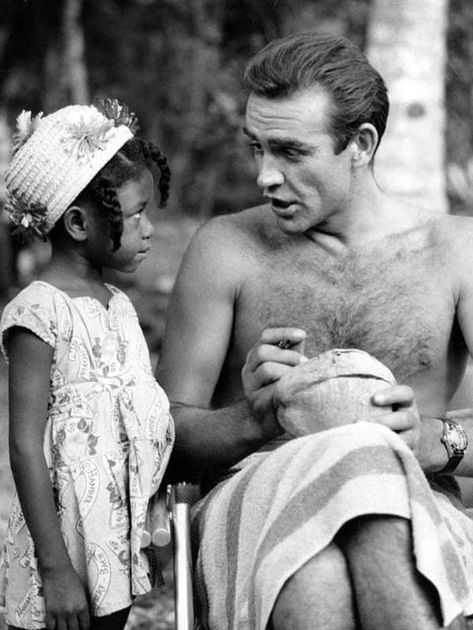 Ces photos sont historiques et pourtant elles sont très rares ! Époustouflant... Jamaican Girl, Vintage Caribbean, Sean Connery James Bond, Jamaican Girls, Photos Rares, John Barry, Dr. No, Bonnie Scotland, Rare Historical Photos