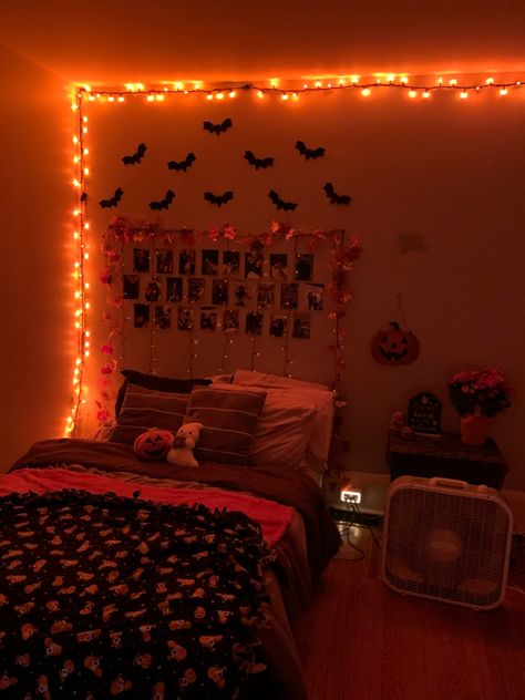 Halloween dorm university bedroom room decor for fall #falldecor #halloweendecor #halloweenroomdecor #halloween #halloweenparty #halloweenaesthetic #halloweenideas Halloween Dorm Room Decor, Halloween Bedroom Aesthetic Cozy, Fall Halloween Bedroom Decor, Fall Themed Room Decor, Spooky Room Decor Bedroom, Halloween Room Diy Decor, Fall Aesthetic Room Ideas, College Dorm Halloween Decorations, Fall Halloween Room Decor