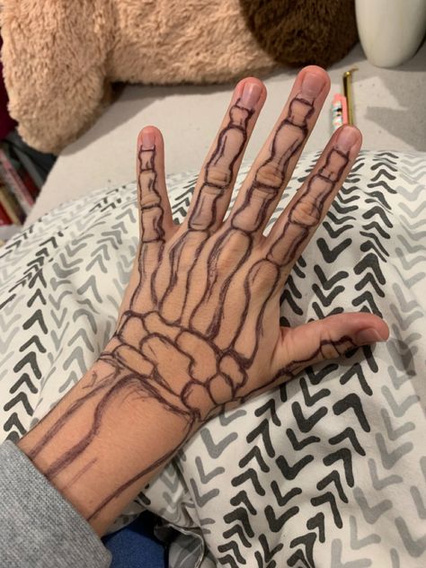 Skeleton Hand Drawing Tutorial On Paper, Hand With Bones Drawing, Hand Tattoos With Marker, Bones On Hand Drawing Tutorial, Bones Drawn On Your Hand, Bone Art On Hand, Emo Things To Draw On Your Hand, Skeleton Arm Makeup, Skeleton Hand Simple