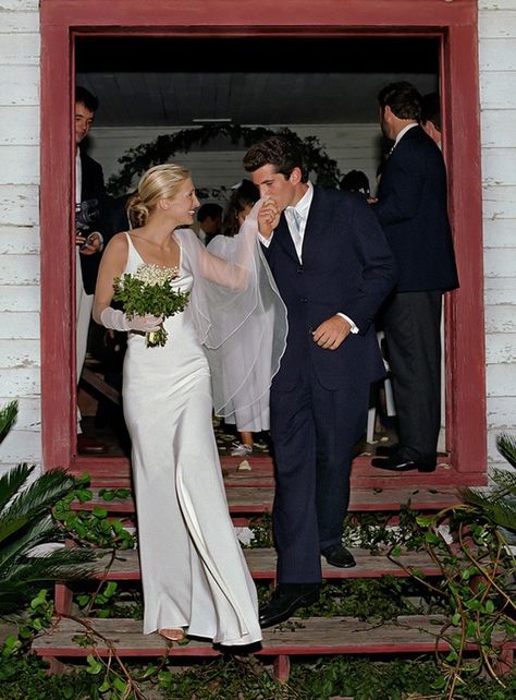 JFK Jr. Carolyn Basset Wedding, Carolyn Bessette Wedding Dress, Carolyn Bessette Wedding, Celebrity Wedding Gowns, Carolyn Bessette, Celebrity Bride, Second Wedding Dresses, Carolyn Murphy, Iconic Weddings