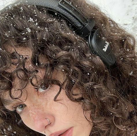 Cold Girl, Winter Princess, Snow Girl, Winter Girls, Winter Aesthetic, Foto Inspiration, Curly Girl, العناية بالشعر, Instagram Foto