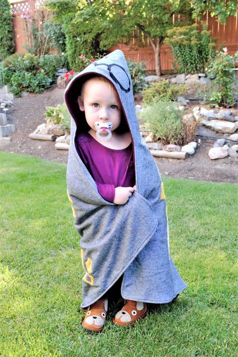 How to Make a Reversible Hooded Baby Blanket - Harry Potter Themed! - Making Things is Awesome Harry Potter Blanket, Diy Baby Blanket, Diaper Organization, Baby Registry Checklist, Registry Checklist, Fleece Patterns, Baby Quilt Pattern, Blanket Diy, Baby Sewing Projects