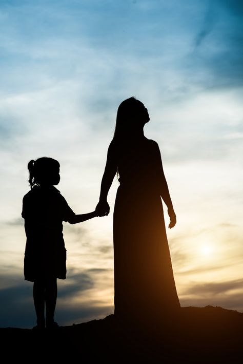 Silhouette of mother with her daughter standing and sunset Free Photo Black Flowers Wallpaper, Mother Daughter Art, Mother Daughter Pictures, Mother Daughter Photos, Mother Photos, Mother Pictures, Mother Images, Silhouette Painting, Mom Life Quotes