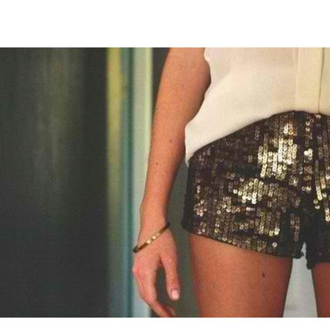 sequin shorts Sequin Hot Pants, Sparkly Shorts Outfit, Saltburn Outfit Ideas, Glitter Shorts Outfit, Sequin Clothes, Sequin Shorts Outfit, Black Shorts Outfit, Sparkly Shorts, Sparkle Shorts