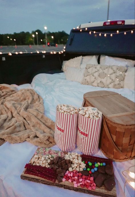 Truck Bed Date, Car Dates, Creative Date Night Ideas, Dream Dates, Romantic Date Night Ideas, Fall Dates, Creative Dates, Lake Food Ideas Summer, Food Ideas Summer