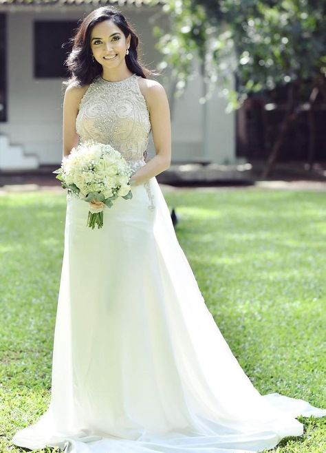 Simple Wedding Frocks, Engagement Frocks Design, Going Away Dress Bride, Engagement Frocks, Wedding Frock Designs, Beautiful Frock Design, Going Away Dress, White Sarees, Pre Shoot