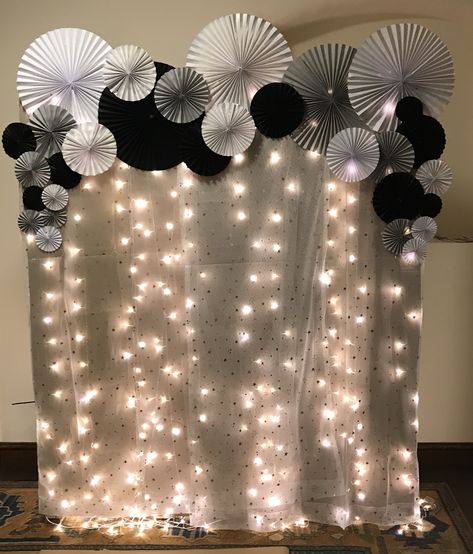 Photo Background Ideas Party, Simple New Year Decorations At Home, New Years Backdrop Diy, Farewell Ideas Decoration, Photo Backdrop No Balloons, Photo Backdrop Prom, Farewell Stage Decoration Ideas College, School Event Decoration Ideas, Farewell Decorations Ideas