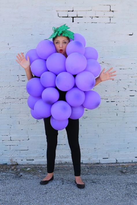 Costumes Faciles, Grapes Costume, Food Halloween Costumes, Halloween Costumes You Can Make, Kostum Halloween, Kostuum Halloween, Halloween Fantasias, Food Costumes, Diy Kostüm