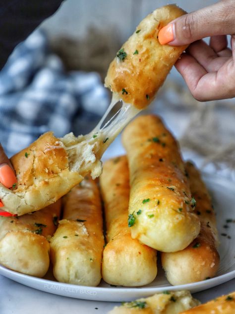 Vegan Garlic Butter, Crazy Bread, Homemade Breadsticks, Mozzarella Recipes, Vegan Mozzarella, Homemade Dough, Garlic Butter Sauce, Vegan Bread, Vegan Appetizers