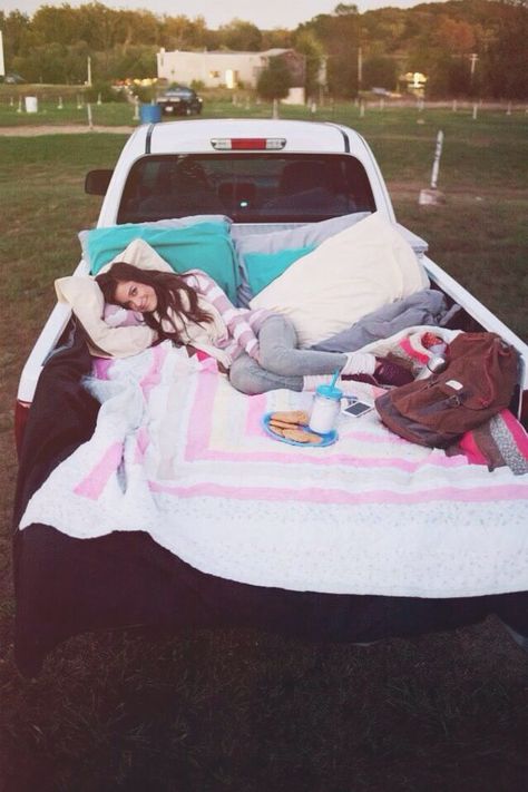 Sleepin in the back of a truck star gazing Truck Bed Date, Dream Dates, Drive In Movie Theater, Cute Date Ideas, Dream Date, Star Gazing, Summer Dates, Drive In Movie, Anniversary Dates