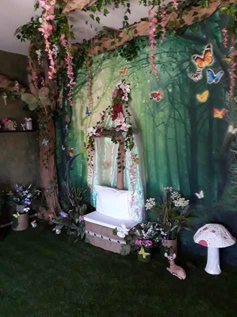 Enchanted fairy garden photo booth Fairy Garden 15 Theme, Enchanted Forest Backdrop Photo Booths, Fairy Photo Booth, Fairy Set Design, Garden Theme Backdrop Ideas, Fairy Decorations Party Enchanted Garden, Fairy Garden Classroom, Fairy Garden Trunk Or Treat, Enchanted Forest Diy Decorations