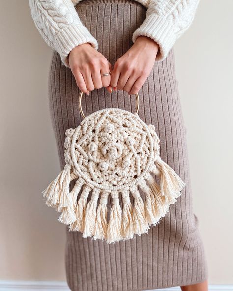 Pattern ebook + video tutorial available Simpul Makrame, Bohemian Handbags, Macrame Purse, Handbag Pattern, Boho Purses, Macrame Bag, Fashion Wardrobe, Macrame Ideas, Boho Patterns