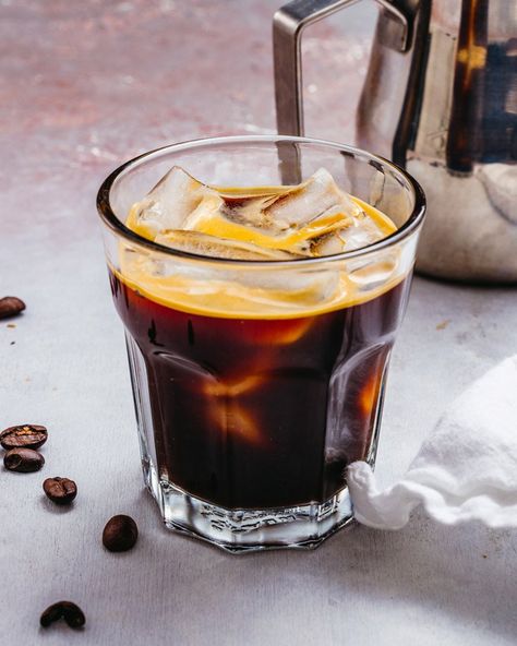 The Iced Americano is a refreshing, bold and bitter coffee drink! Here's what it is and a recipe for how to make it at home. #americano #icedamericano #coffee #coffeedink #icedcoffee #icedespresso #starbucksdrink French Press Iced Coffee, Americano Recipe, French Press Espresso, Iced Chai Latte, Iced Cappuccino, Iced Americano, Iced Coffee Drinks, Americano Coffee, Iced Matcha Latte