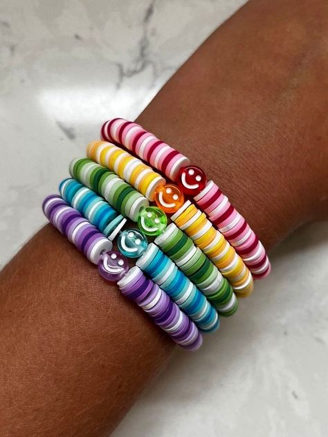 Clay Bead Bracelet Ideas Rainbow, Bracelets Colors Ideas, Cute Bracelets Ideas, Cool Bracelet Ideas, Rainbow Clay Bead Bracelet, Clay Bracelets Diy, Preppy Clay Bead Bracelets, Bracelet Pictures, Smiley Bracelet