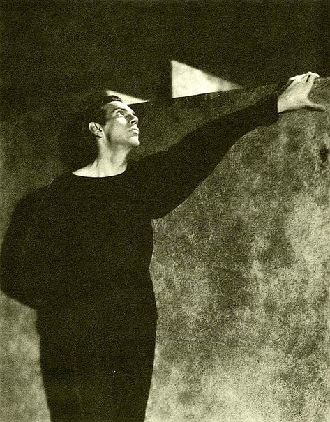 Raymond Massey as Hamlet, Broadway, 1931 Stars, Queen, Raymond Massey, Shakespeare Hamlet, Vintage Nostalgia, Dream Board, Broadway, Graphic Art, Calligraphy