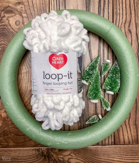 Loop Yarn Wreath, Diy Winter Wreath, Juleverksted For Barn, Upcycled Christmas, Winter Wreath Diy, Diy Winter, Yarn Wreath, Crafts Easy, Navidad Diy