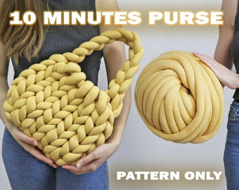 ☀️10 MINUTES PURSE easy arm knit pattern written in ENGLISH with US standard terms ➕VIDEO TUTORIAL 🤍It's SUPER EASY arm knitting pattern for trendy purse! Chunky Yarn Bag, Purse Crochet Pattern, Arm Crocheting, Arm Knitting Yarn, Knitting Bag Pattern, Arm Knit, Trendy Purse, Purse Crochet, Knit Purse