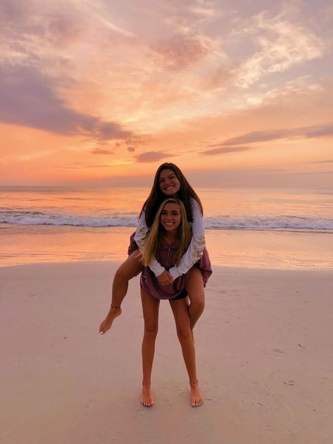 Single Poses Instagram, Single Person Poses Beach, Beach Pictures 2 Friends, 2 Person Picture Poses, Photo Idea With Friends, Beach Poses With Friends, Photos Bff, Cute Beach Pictures, Drømme Liv