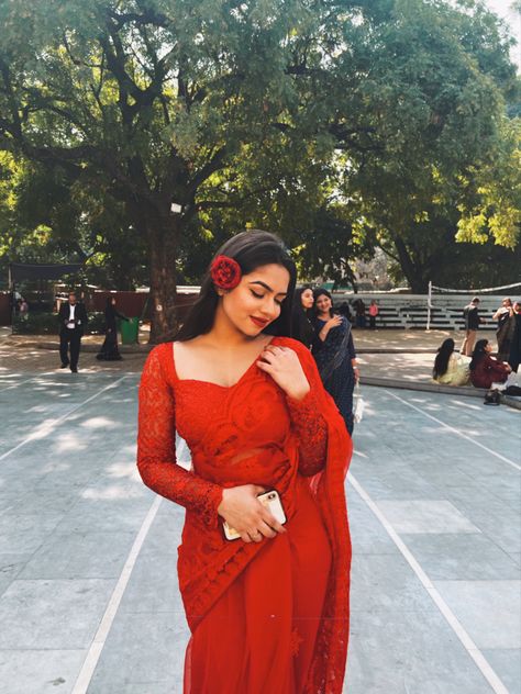 Farewell red saree Red Saree White Blouse Look, Red Saree Inspo For Farewell, Red Traditional Outfit, Red Saree Poses, Red Farewell Saree, Red Saree Photoshoot Poses, Red Saree Look For Wedding, Teenage Saree, Red Saree Farewell