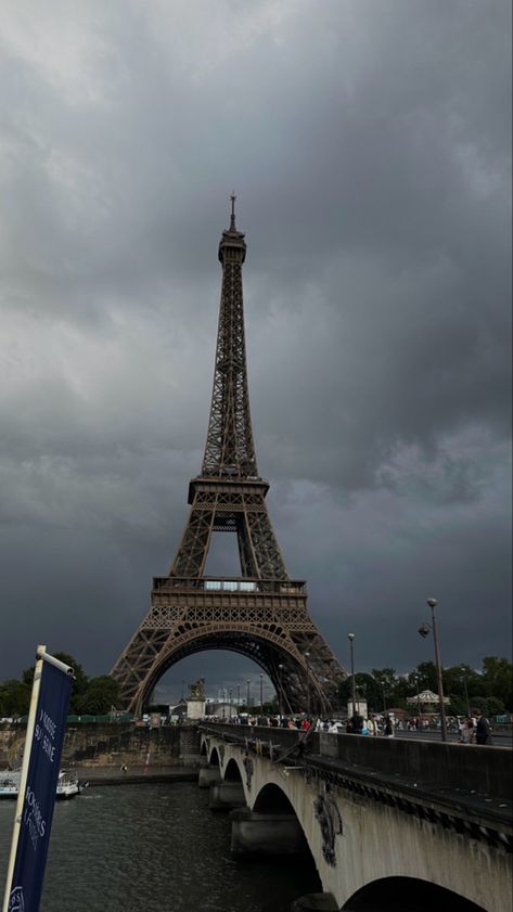 River Aesthetic, Photography 4k, Rainy Paris, Eiffel Tower France, Nature City, Christmas Tree Wallpaper, France Aesthetic, Paris Wallpaper, Paris Pictures