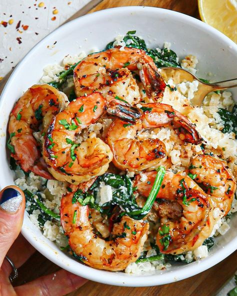 Caitlin Greene on Instagram: “GARLIC SHRIMP AND CREAMY RICOTTA CAULIFLOWER-SPINACH GRITS. [Paleo/dairy-free/keto-friendly.] Happy Sunday! I hope you’re all having an a…” Essen, Shrimp Skillet Recipes, Shrimp Skillet, Buttered Shrimp Recipe, Spicy Garlic Shrimp, Skillet Shrimp, Flavorful Shrimp, Shrimp Scampi Recipe, Scampi Recipe