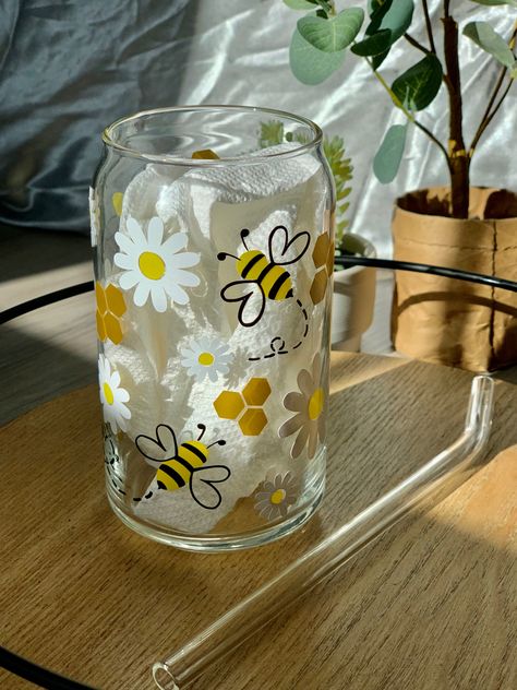 Black and yellow honey bee with white daisies and gold honey comb on a can glass. Set on a tray with a glass straw next to the glass cup and a prop tree in the background. Beer Glass Design, Glass Tumbler Design, Glass Iced Coffee Cup, Painting Glass Jars, Cute Coffee Cups, Coffee Cup Design, Pretty Mugs, Painted Glasses, Painted Cups