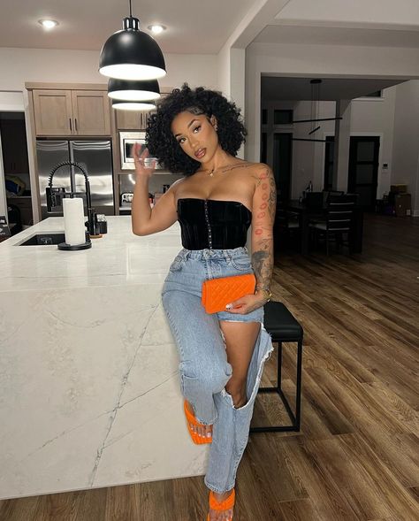 Kay on Instagram: “Hi🧡” Lounge Party Outfit, Date Night Arcade Outfit, Outfits For Sushi Date, Casual Dinner Date Outfit Black Women, Concert Outfit No Heels, How To Wear Corset Outfit, Baddie Concert Outfit Ideas, Spring Birthday Outfit Black Women, Skirt Outfit For Concert