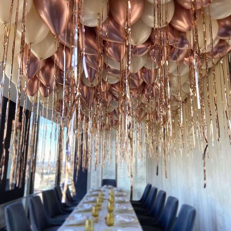 Gold Balloons On Ceiling, Balloon Decor Ceiling, Balloons In Ceiling Parties Decorations, Ballon Ceiling Decor, Baloon Decor Ceiling, Balloons Covering Ceiling, Ceiling Party Decorations Diy, Ballons Ceiling, Birthday Ceiling Decor