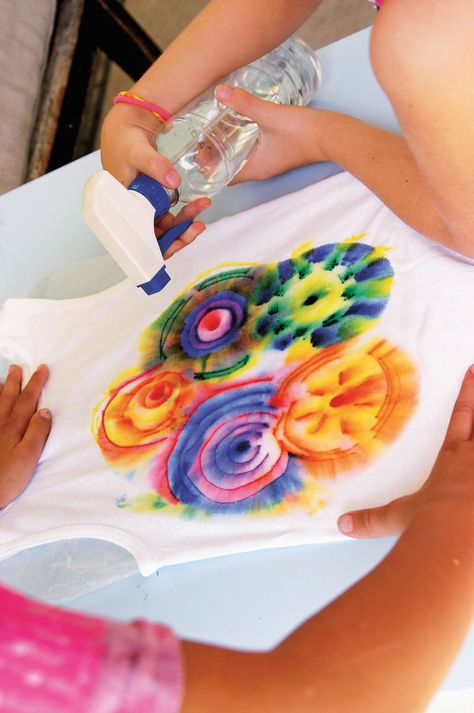 Dissolving ink T-shirts are about to make you the coolest mom ever – SheKnows Puff Paint Shirts, Diy Kids Shirts, Tee Shirt Crafts, Crafts Spring, Paint Shirts, Kids Class, Tshirt Crafts, Toddler Art, Can Diy