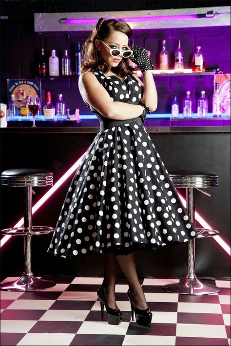 Love polka dots Mode Pin Up, Rock N Roll Dress, Rockabilly Mode, 1950s Fashion Women, Mode Glamour, 1950 Fashion, Frock Fashion, Polka Dots Fashion, Black Polka Dot Dress