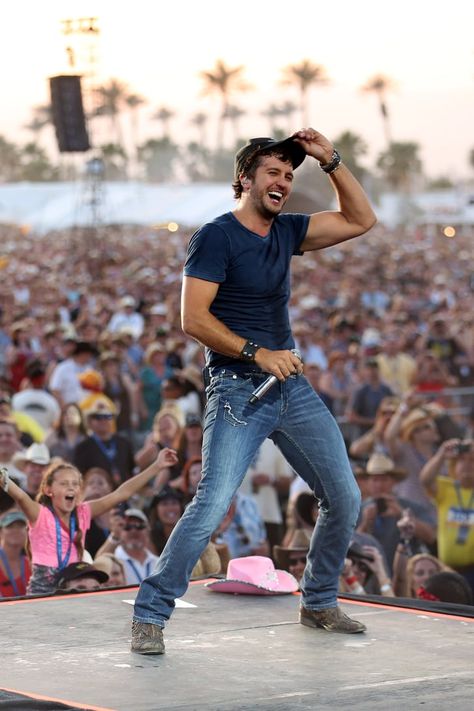 Luke Bryan Hot, Luke Bryan Concert, Luke Bryan Fan, Luke Bryan Pictures, Country Man, Concert Pictures, Concert Ideas, Concert Attire, Shake It For Me