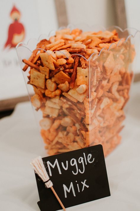 "Muggle Mix" Cheez-It Snack Mix for Harry Potter Theme Gender Reveal Harry Potter Birthday Party Foods, Harry Potter Birthday Snack Ideas, Harry Potter Theme Snacks Food Ideas, Cute Harry Potter Snacks, Harry Potter Pizza Party, Harry Potter Food Theme, Harry Potter Party Potions, Harry Potter Taco Bar, Harry Potter Theme 1st Birthday