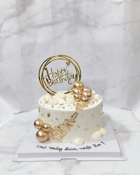 Cream And Gold Cake Design, Cool 50th Birthday Cakes, Golden Cake Designs Birthday, Cake Golden Birthday, 50th Anniversary Cake Ideas Simple, Simple Cakes For Women Birthdays, Golden Bday Cake, Beautiful Birthday Cakes Chocolate, White And Gold Birthday Cakes For Women