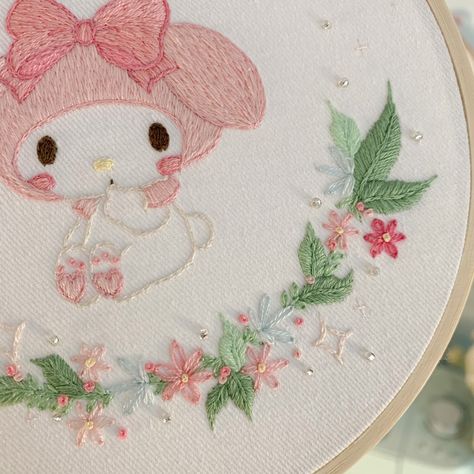 Tela, Hello Kitty Embroidery Pattern, Kawaii Embroidery Patterns, Kawaii Embroidery Ideas, Embroidery Hello Kitty, Hello Kitty Embroidery Designs, Embording Ideas, Embroidery Aesthetic Vintage, Cute Embroidery Designs Simple